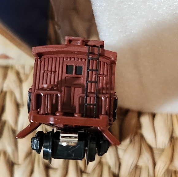 Lionel Train Hallmark Keepsake Ornament No. 717 CABOOSE NYC LIONEL Train‎ 2005 - Picture 4 of 10